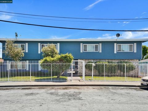 Immeuble d’appartements de 8 unités à San Pablo comprenant (8) unités de 2 chambres et 1 salle de bain, toutes générant actuellement un solide flux de trésorerie. La propriété offre environ 6 925 pieds carrés d’espace locatif ainsi que 6 garages atte...