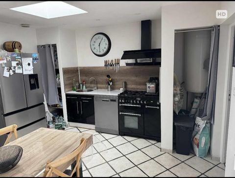 À Vendre – Maison familiale 3 chambres + bureau – 121 m² – Outreau , Localisation : Outreau, proche de toutes commodités (écoles, commerces, transports). Caractéristiques : • Superficie : 121 m² • 3 chambres spacieuses • Un burea...