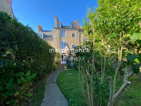 Maison en pierres avec jardin clos de murs et double garage