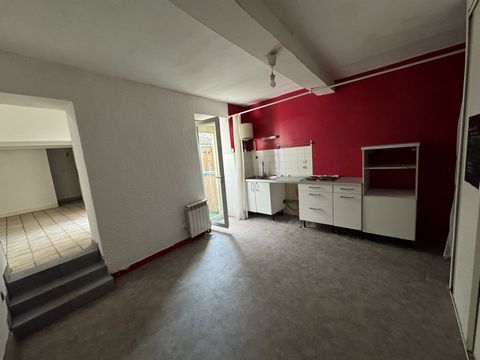 MAISON DE VILLAGE A RENOVER DE 60M2 AVEC SPACIEUX SEJOUR CUISINE OUVERTE  GRANDE BAIES VITREES DONNANT SUR VASTE TERRASSE  2 CHAMBRES / 2 SALLE DE BAINS / 2 WC  PETIT VILLAGE RECHERCHE POUR SON CALME ET SECTEUR DEMANDE A MOINS DE 6KM DE MONTPELLIER C...