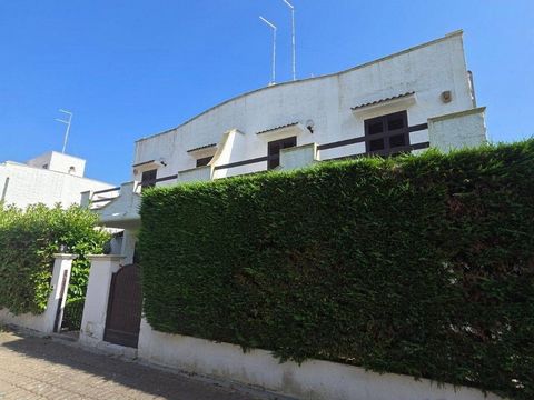 PUGLIA -TARANTO LAMA - VIA GIRASOLI Proponiamo in Vendita a Taranto - Frazione Lama in Via Girasoli, 239 villa a schiera in residence condominiale, su due livelli, con giardino di circa 200 mt, veranda nell'area antistante e ampio gazebo sul retro, s...