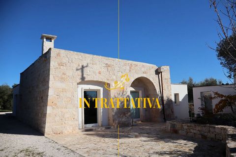 Martina Franca - R 469 Strada Volza - In piena Valle D'Itria, tra Martina Franca e Locorotondo, questo incantevole casale in pietra, completamente ristrutturato, offre un ampio living con camino e cucina open space, con un elegante pavimento in chian...
