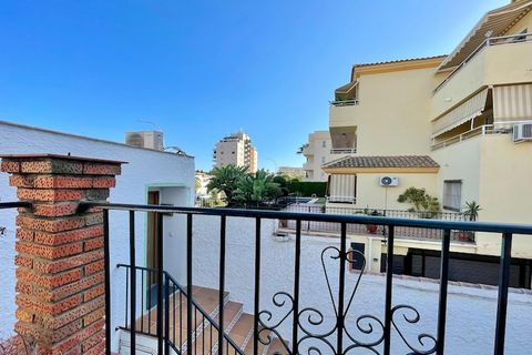 Bienvenido a esta encantadora propiedad en Torremolinos, ideal para unas vacaciones relajantes con una familia pequeña. Ubicado en la primera planta de un edificio bien cuidado, este apartamento cuenta con piscina comunitaria a 200 metros, a solo 5 m...