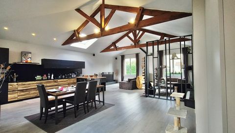 Maison de ville unique avec esprit loft et garage -Proximité des commerces et plages de Biarritz.