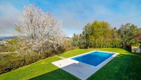 Villa with modern  architecture, inserted in a beautiful and quiet rural area, located 2 minutes walk from the center of Ponte da Barca. Real estate property , for sale , where large windows take in the magnificent landscape outside to the inside of ...