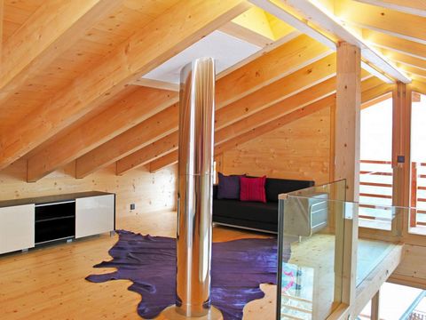 Le chalet sur la Piste est moderne et luxueux, avec acces ski au pieds du chalet, construit en 2010 avec le sauna, la cheminée ouverte. Il est très spacieux, étendant le charme d'un chalet de montagne élégant, moderne avec des meubles scandinaves. Vo...