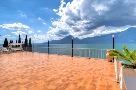 Lake-front villa situated in a prime position on Lake Garda, near the town of Brenzone, on the west shore of this charming lake, famous for its water sports and beautiful landscapes. Lake-front villa situated in a prime position on Lake Garda, near t...