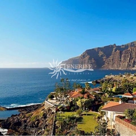 Villa with finca near Los Gigantes Finca of 10,000 m2, where a beautiful villa is located on one floor located in a natural and private environment 10 minutes drive from Los Gigantes and Puerto Santiago with magnificent views of the sea and La Gomera...