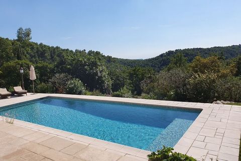 Cette belle maison de vacances provençale est située dans la campagne varoise. Elle est entourée de forêt et de nature et la villa avec piscine privée offre un confort et un bel intérieur. Avec 4 chambres et une capacité de 8 personnes, il est idéal ...