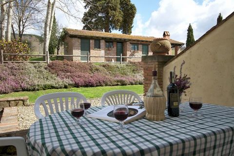 This authentic farmhouse in Poppi has 2 bedrooms and can sleep 6 people. Ideal for a large family, this property features a shared bubble bath and swimming pool, so that you can refresh and warm up after a tiring day. There is a forest 300 m away, wh...