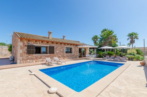 Espectacular villa en Ses Salines, en el sur de Mallorca con piscina privada y capacidad para 6 huéspedes. En esta casa tendrán acceso a una piscina privada de cloro con unas dimensiones de 7 m x 4 m y una profundidad que va de 0.9 m a 1.9 m. La pisc...