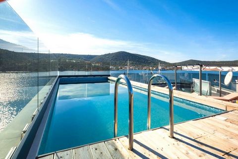 En vacker och modern villa vid havet på en liten pittoresk plats nära Trogir, som är känd för sina vackra vikar och stränder. Villan ligger 50 m från stadens centrum, där det finns restauranger, marknader, affärer och alla nödvändiga faciliteter för ...