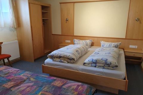 Dit gezellige appartement voor maximaal 7 personen ligt in een appartementencomplex in Flirsch in Tirol, vlakbij het skigebied St. Anton am Arlberg. Dit appartement beschikt over een ruime woonkamer met eettafel en slaapbank, een moderne keuken-woonk...