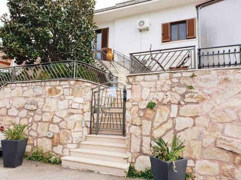 PUGLIA. Forest of Fasano VILLA FOR SALE Coldwell Banker offers for sale, in the Selva di Fasano area, a villa on the first floor, within a residential complex consisting of four houses. The property, which is accessed via external marble stairs, cons...