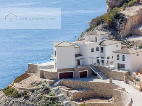 Beautiful villa for sale with guest house and sea views in Cala Moragues, Andratx. The main house is distributed in: 4 bedrooms, 4 bathrooms en suite, 1 toilet, kitchen, dining room, 2 living rooms, 1 study. The guest house is distributed in: 2 bedro...