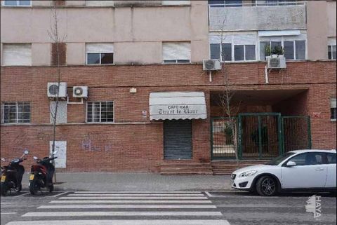 Grupo Avis Inmobiliaria sells commercial premises - bar in front of Tirant lo Blanc institute in Gandia. Commercial premises on the ground floor of a multi-family building of heights below ground without elevator in the municipality of Gandía, provin...