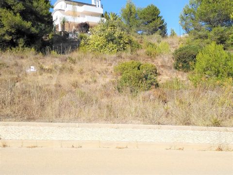 Urban land with 858m² located near the beach 'Cabanas Velhas' and 2 minutes from the fishing village of Burgau. It allows the construction of a villa with gross construction area up to 220m², with two floors and swimming pool, having the land some sl...