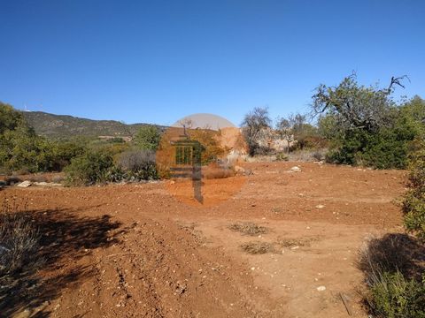 Terrain dans la zone paradisiaque avec une ruine de 205 m2 qui, permet l'expansion par projet de construction de logements. Il a le potentiel pour le développement d'un projet touristique ou similaire. Terrain avec l'existence d'une ligne d'eau marqu...