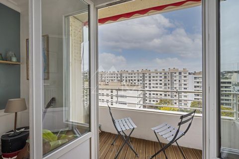 SOLE AGENT. Located near the metro in the heart of Boulogne centre in a recent and secure building on the 8th and penultimate floor, this apartment of 83 sqm is in very good condition and comprises a living / dining room opening onto a balcony, a kit...