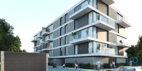 Terreno de construção com 2.304m2 com projeto aprovado para edifício de habitação para 20 bonitos apartamentos (12 T1 e 8 T3) no centro de Valongo. O edifício projetado é de arquitetura contemporânea e será composto por 2 blocos e distribuído por 5 p...