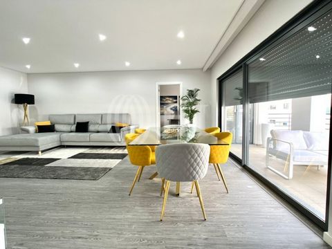 Appartement F4 de 132 m2 de surface de plancher, dans une copropriété fermée, avec deux piscines, vue sur la Ria Formosa, balcon et un emplacement privé, à Quelfes, Olhão, Algarve. Il est composé d'un salon, d'une cuisine intégrée et équipée, de troi...