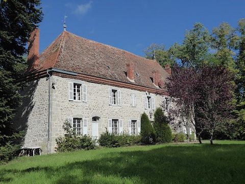 14th century castle on 2.82ha park with pond East Creuse, Marche and Combraille region, 30 min from Aubusson, in a commanding position, 14th century chateau of around 250 m²: 2 entrance halls, fitted kitchen, dining room, living room, study with libr...