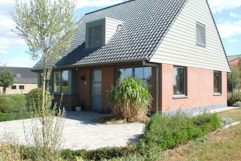 This splendid holiday home in Alveringem is ideal for a family. It can accommodate 8 guests and has 4 bedrooms. This property has a terrace for you to unwind after a long day. Veurne town centre is 15 km from the home. De Panne beach is only a short ...