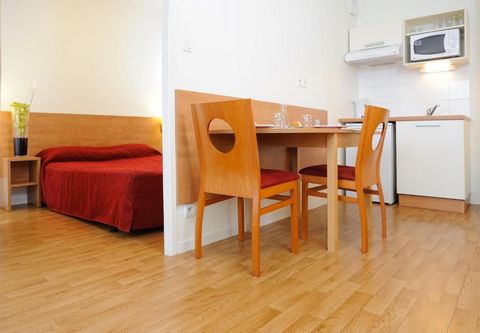 Rennes Villa Camilla offers well-equipped studios with free Wi-Fi, a 10-minute walk from the Atalante Champeaux business park. The center of Rennes is within easy reach. Accommodation features a TV and desk. Private bathrooms feature bathtubs or show...