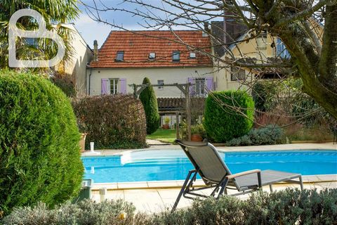 A traditional stone house full of character and every comfort, located in the middle of a charming village with a weekly market, grocery shop and restaurant. The property offers a spacious garden with swimming pool. Good energy rating thanks to doubl...