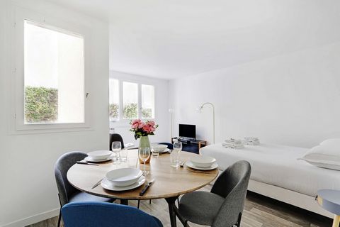 This is a studio located 2 steps from the metro 3 - Louise Michel stop and at the gates of Paris, on the second floor of a well maintained building. Fully equipped and overlooking the courtyard of the building, this apartment is quiet. It is composed...