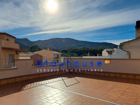 Llançà (Costa Brava) - Spacious apartment located in the historic centre of Vila de Llançà. Located on the first floor with private access, it has 3 good-sized bedrooms and a large terrace with barbecue. Entering through the main door we find the cor...