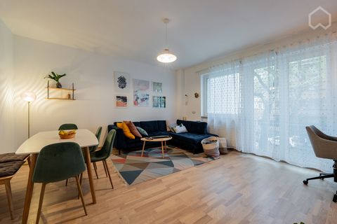 In top shape, 7 minutes walk from the U3 and U7, where there's also a supermarket, 1. A big, bright living room with a 56-inch TV screen connected to a PC, an L-shaped sofa (danger ahead: you won't want to get up from it!), dining table with 4 chairs...