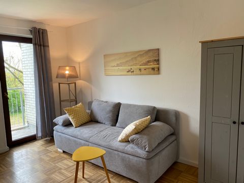 The flat is freshly renovated and has a bright, spacious bedroom as well as a light-flooded living room with TV and fold-out sofa bed. The flat is comfortably designed for a maximum of four people and, despite its close proximity to the main railway ...