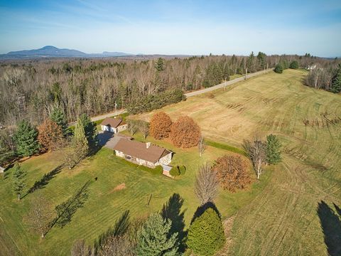 Opportunity for real estate developer. Located in Magog. Land of more than 65 acres in residential zone with possibility of subdivision. Country house well maintained over the years. 3 bedrooms, 2 bathrooms, laundry room and a large family room. Comp...