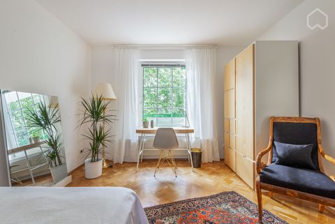 As of now, here is a beautiful and very high-quality furnished 1-bedroom apartment in Mainz for rent. The apartment has a total living space of 40 square meters and is divided into a bedroom with a queen-size bed and separate desk, a kitchen with a d...