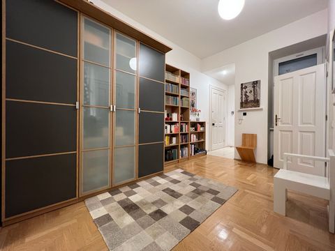 Diese besondere Designer-Unterkunft by Rabe hat einen einzigartigen Stil. Dir gefallen kunstvolle Bilder, hohe Decken und alte Schallplatten? Dann wirst du dich in der frisch renovierten Altbau-Wohnung wie Zuhause fühlen! Optional steht dir auch ein ...