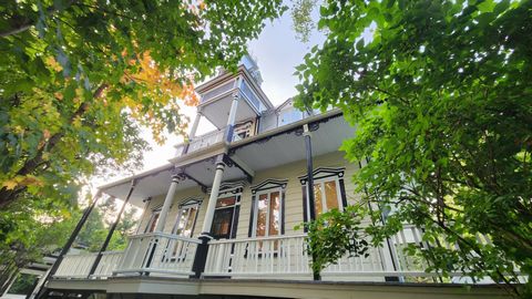Exceptional/n/rproperty, rich in history and having belonged to renoancestralwned multidisciplinary artists. Unique Victorian-style architecture; grandiose both by the height of its ceilings and its large rooms, made up of 4 bedrooms, a bathroom and ...
