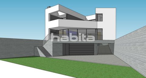 Ottimo appezzamento di terreno con una superficie di 423,50 m2 con un progetto approvato per una casa con 4 camere da letto con una superficie totale di circa 248 m2, con seminterrato e altri due piani a Urb. Algarve Sol - Pedra Mourinha a soli 5 min...