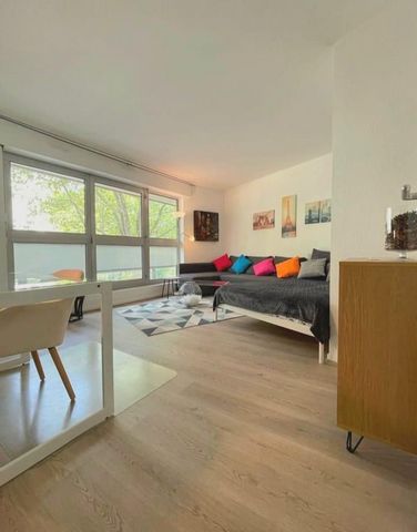 Large T1 in excellent condition: - 5 minutes walk from La Défense and 3 minutes walk from Courbevoie train station - On the 2nd floor of a recent building with 2 lifts and caretaker - Total surface = 35 m2 + 6 m2 balcony overlooking a park - Independ...