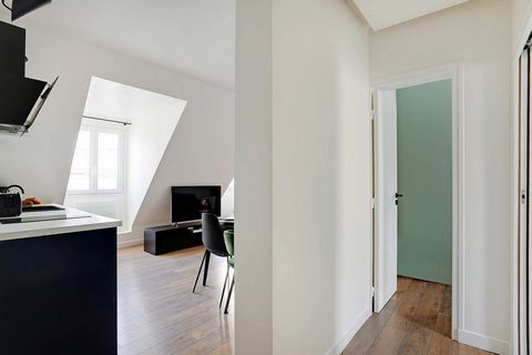 This beautiful two-room apartment, tastefully decorated, is located on the 6th floor of a typical Parisian building with elevator. In the heart of Paris, this 33m2 flat is composed of : - A living room with a sofa - A bedroom with queen size bed 160x...