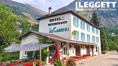 A16037 - Hotel Le Cassini ligt in het hart van de Oisans, wereldberoemd om zijn wielrennen op de weg, gletsjerskiën en het nationale park Ecrins met het Ecrins-massief. Het hotel ligt tussen de twee belangrijkste resorts Alpe d'Huez en Les Deux Alpes...