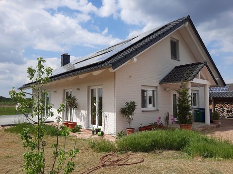 This 10-year-old house is located in a quiet part of Mittenwalde, surrounded by idyllic nature. It is located in the immediate vicinity of the BER (20min), the TESLA factory and others. it takes about 50min to Berlin Mitte. The house has 1 living roo...