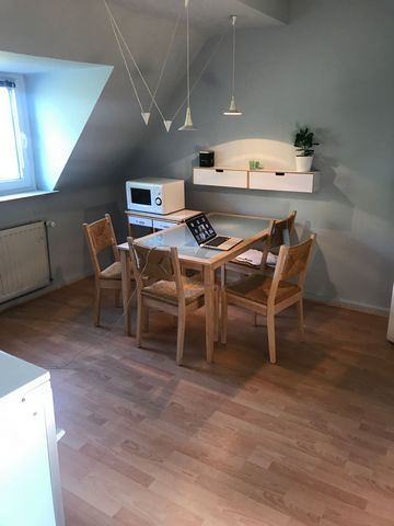 Flat in Meerbusch Büderich in a quiet family house. Located in the South of Büderich - ideal to get to Düsseldorf. Fully furnished living room, bed room and large kitchen as well as bathroom. Including TV and WLAN. Ideal as a second home. Edeka, Alna...