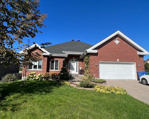 RARE PEARL! Very large single-storey house with more than 2,300 sq. ft. of living space (plus even space in the basement). 9 ft ceilings, 6 bedrooms and 3 bathrooms. Solid wood kitchen cabinets and quartz countertops (bathroom and kitchen), wood fire...