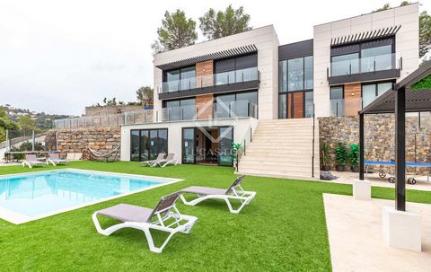Lucas Fox presenta esta espectacular y lujosa casa recién acabada en 2023, con una superficie de 456 m² construidos sobre una parcela de 2.405 m² en Torrelles de Llobregat (Barcelona). La vivienda se presenta sin amueblar, pero hay la opción de adqui...