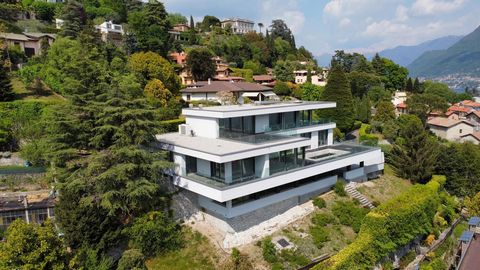 This ultramodern villa of recent construction is located in Como in a panoramic and at the same time central position and enjoys a spectacular view of the first basin of Lake Como and the walled city. The villa, surrounded by a planted garden of abou...