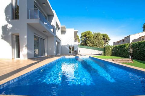 This charming villa for sale is located in a residential area of Treumal and benefits from having a southerly aspect, so it enjoys the sun all day. Villa Carla was built in 2017, on a plot of 854 m² and has a constructed area of 346 m². The property ...