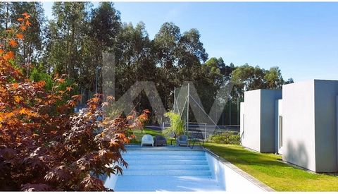 Luxueuse villa dans une petite ferme de 2 000m2 et abritée, d’architecture contemporaine, avec un très bon accès. Matériaux et finitions de qualité supérieure, il dispose d’un grand espace de loisirs extérieur, avec un jardin minimaliste, une piscine...