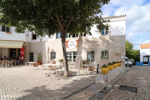 In the center of the parish of Querença, Barrocal Algarvio, between the mountains and the coast, we can find this restaurant with three floors, several dependencies and annexes. In full activity and overlooking the square of the church and white hous...