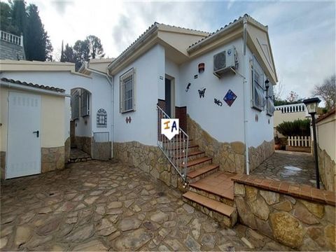 Deze goed gepresenteerde vrijstaande villa in chaletstijl met 3 slaapkamers en 2 badkamers, een zwembad en tuinen op een royaal perceel van 507 m2, is gelegen in de urbanisatie Montesol, vlakbij Puerto Lope in de provincie Granada in Andalusië, Spanj...